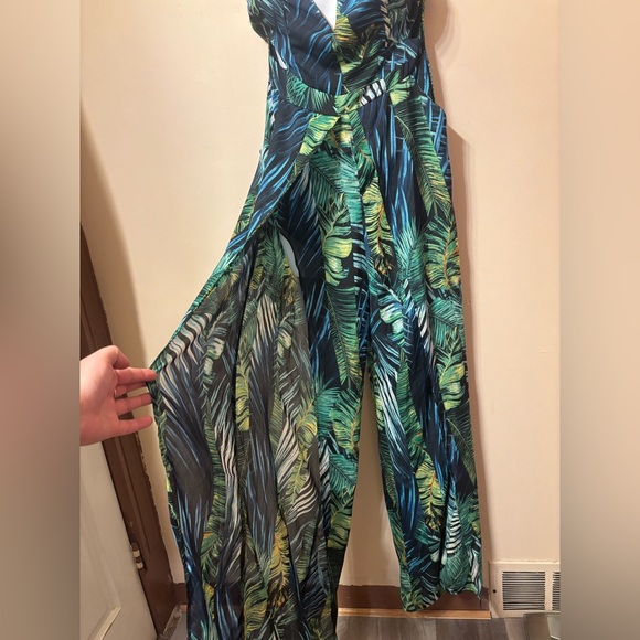 Leaf Patterned fashion nova Jumpsuit Sz L - Picture 5 of 10